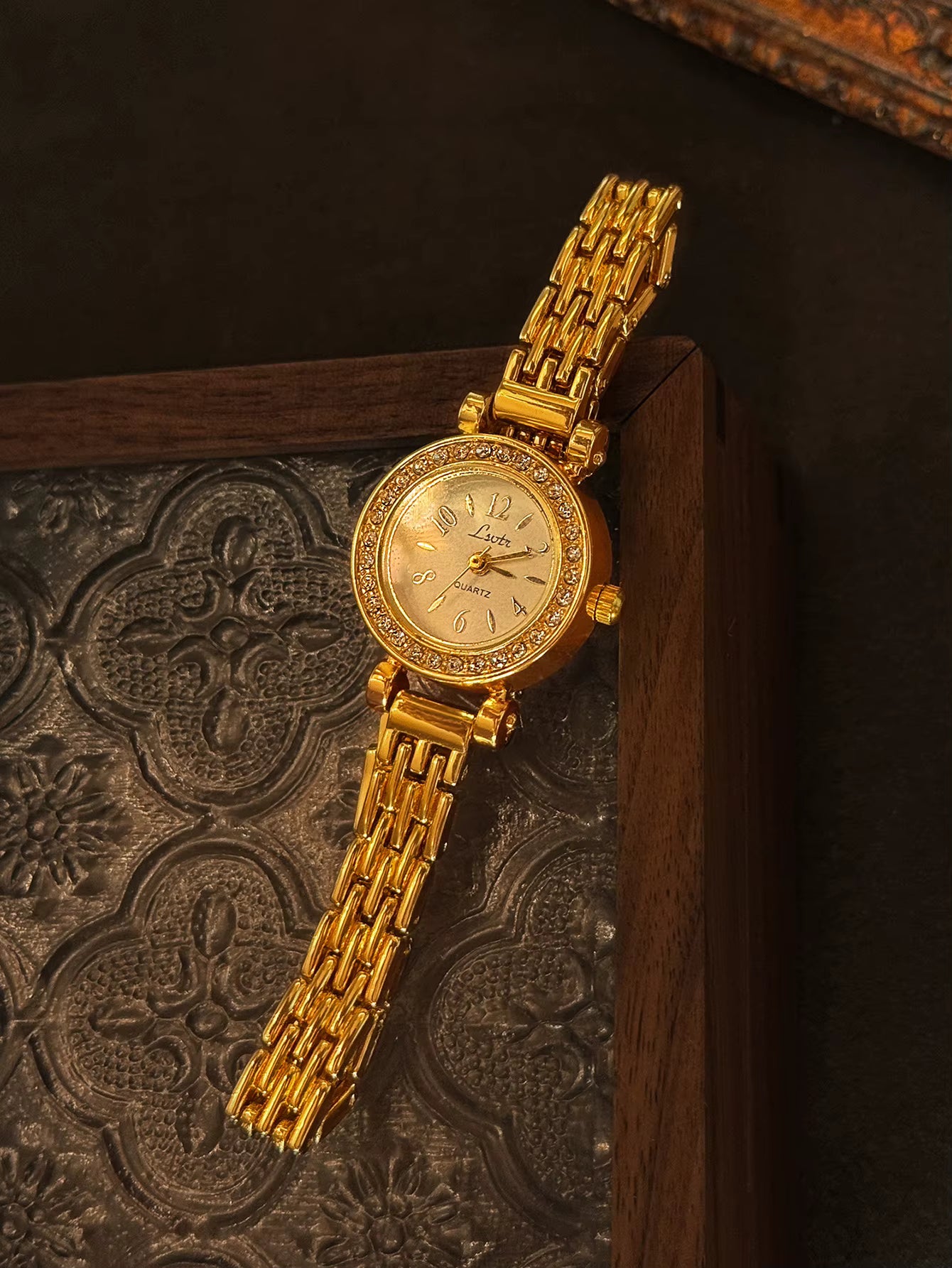 The Golden Keepsake - Gold Tone French Vintage Style Round Watch