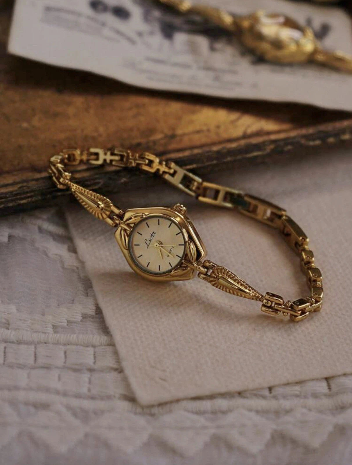 The Fifth Avenue - Gold French Vintage Style Unique Dainty Women’s Wrist Watch Trendy Cute Gift